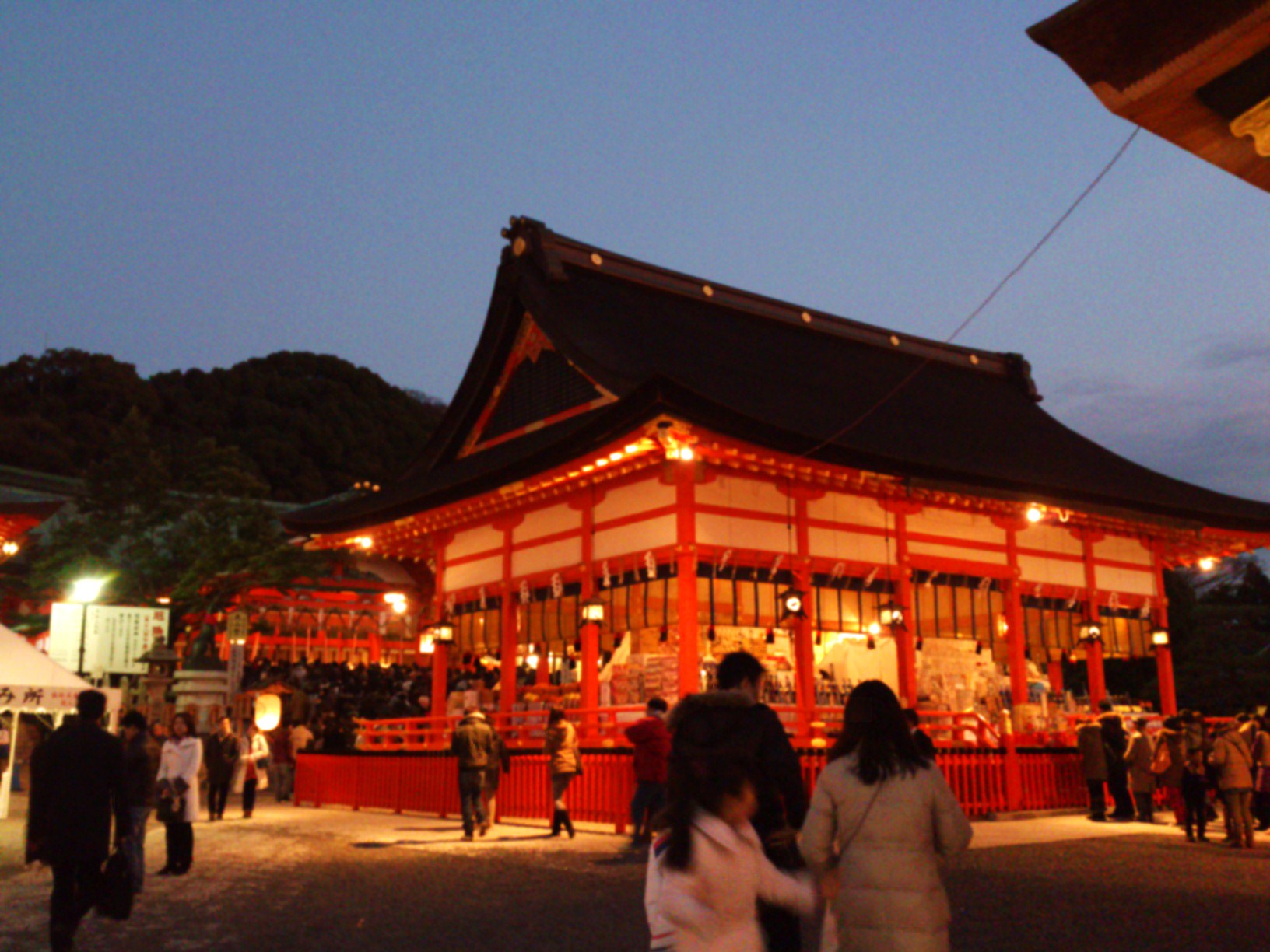 京都 伏見稲荷大社の初詣は元旦の夕方がおすすめ 夜のライトアップされた社が美しい 京都ゆるりさんぽ